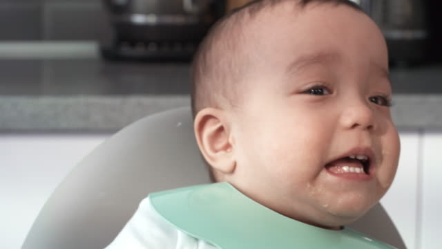 Schlampige-asiatische-Baby-Whimpering-und-winken-Arme