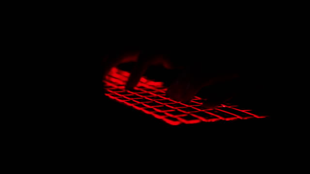 Hacker-tippt-Code-auf-Laptop-in-der-Nacht
