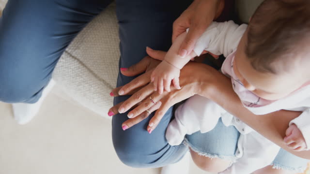Mutter-mit-Tochter-und-Baby-Enkelin-aus-Mehrgenerationen-Familie-Vergleich-HandGrößen