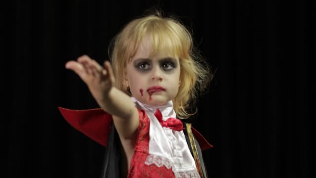 Niño-Drácula.-Chica-con-maquillaje-de-Halloween.-Niño-vampiro-con-sangre-en-la-cara