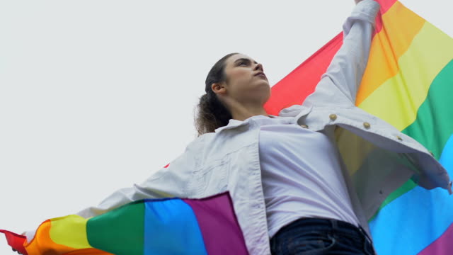 Weibchen-hisst-Regenbogenfahne,-Solidarität-mit-gleichgeschlechtlicher-Ehe,-lgbt-Rechte