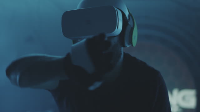 Gamer-jugando-con-el-juego-de-acción-VR