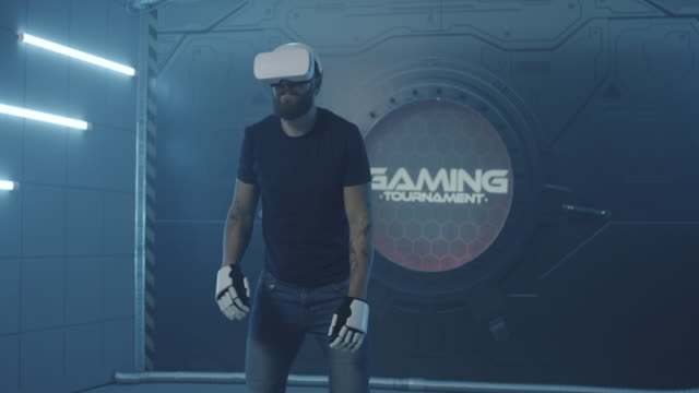 Gamer-spielt-mit-VR-Action-Spiel