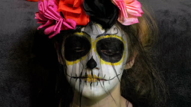 Kleines-Mädchen-mit-Day-of-the-Dead-Make-up-und-Costume.Halloween-Make-up-Ideen-Konzept