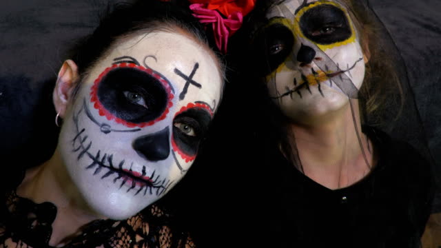 Mother-and-daughter-with-Day-of-the-Dead-make-up.Halloween-makeup-ideas-concept