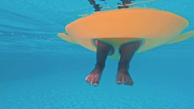 Piernas-submarinas-divertidas-en-la-piscina