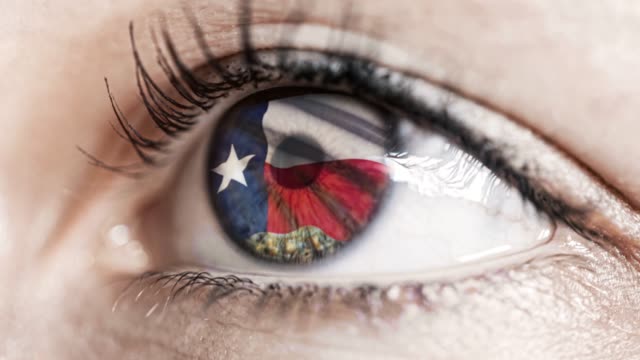 Mujer-ojo-verde-en-primer-plano-con-la-bandera-del-estado-de-Texas-en-iris,-estados-unidos-de-América-con-movimiento-de-viento.-concepto-de-vídeo