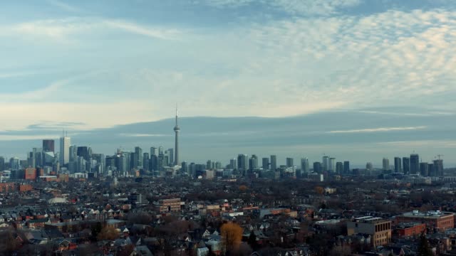 Toma-aérea-de-un-barrio-del-West-End-Toronto-a-finales-de-otoño.