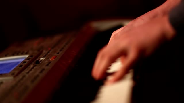 Humanos-de-las-manos-tocando-piano-en-la-fiesta.