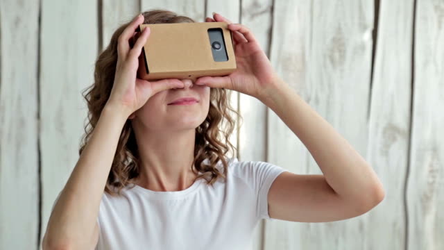 Joven-mujer-rizada-utilizando-gafas-de-realidad-Virtual