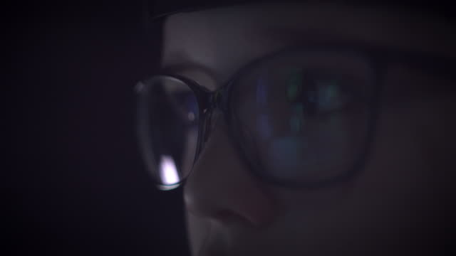 4K-Close-up-Reflection-in-Glasses-of-a-Child-Eyes