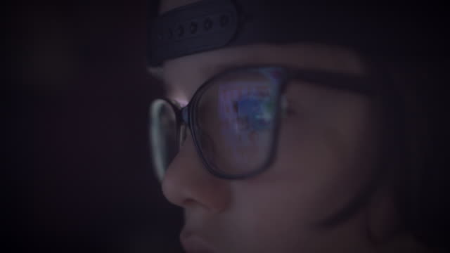 4K-Close-up-Computer-Reflection-in-Glasses-of-a-Child-Eyes