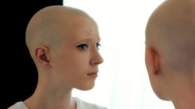 Traurige-Frau-in-der-Chemotherapie-ist-besorgt-und-beunruhigt-über-ihr-Aussehen