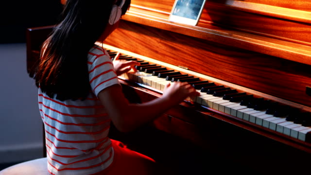 Mädchen-spielen-Klavier-4k