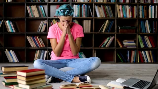 Frustriert-Student-viel-zu-lesen-in-der-Bibliothek