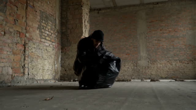 Schmutzige-armen-Obdachlosen-finden-Handy-in-Müllsack