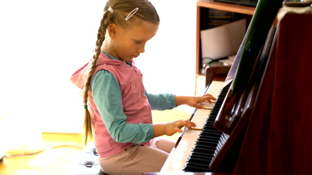 little-girl-learns-to-play-the-piano