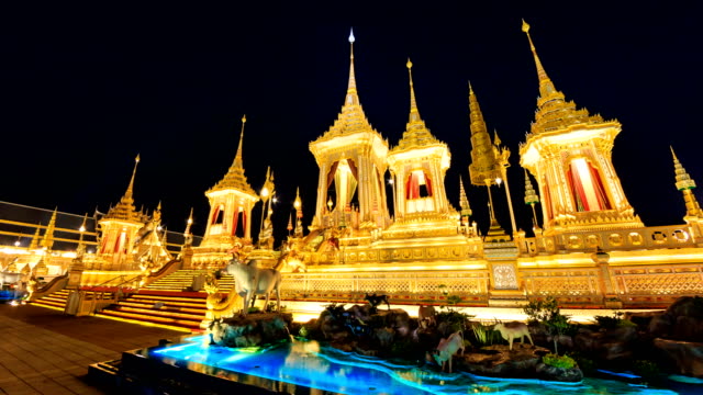 The-Royal-Crematorium-Of-King-Bhumibol-Adulyadej,-Thailand.-Night-to-Day-4K-Hyper-Time-Lapse