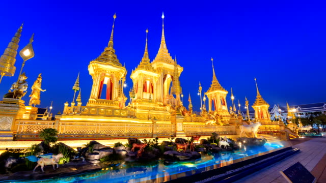 The-Royal-Crematorium-Of-King-Bhumibol-Adulyadej,-Thailand.-Day-to-Night-4K-Hyper-Time-Lapse