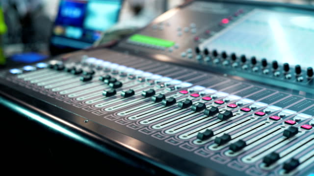 Audio-Mixer-in-einem-Studio-die-automatische-Regler-hochschieben
