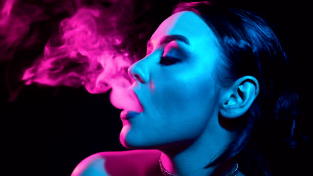 Mujer-morena-hermosa-glamorosa-fumar-cigarrillo-electrónico