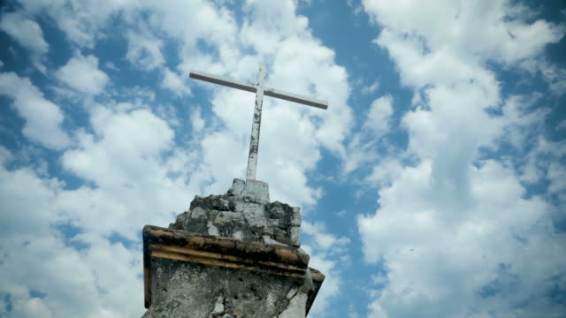 Zeitraffer-der-Wolken-und-Antike-alte-Kreuz-vor-blauem-Himmel