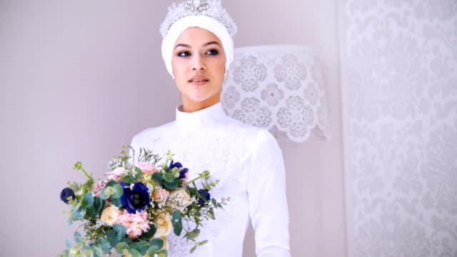 Schönes-Modell-in-muslimischen-weißes-Brautkleid-und-Braut-Kopfschmuck-mit-Blumen