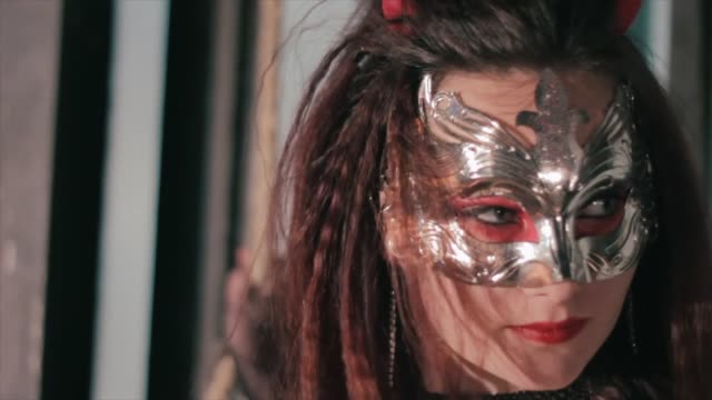 Sexy-mujer-con-máscara-de-Carnaval-Veneciano-máscaras-en-fiesta.-Maquillaje-de-fiesta-y-accesorios