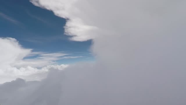 Flugzeug-fliegen-umgeben-von-Wolken.-Sicht-des-Piloten