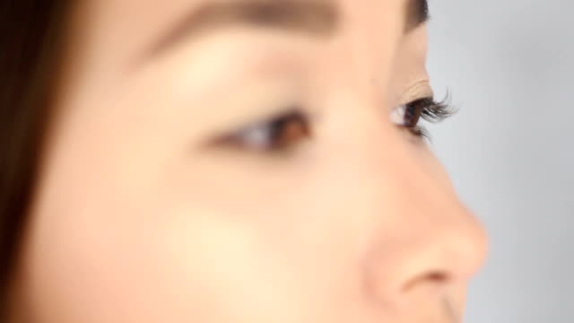 Frau-Gesichtsprofil-mit-bezaubernden-Augen-Schatten-Make-up-auf-grauem-Hintergrund