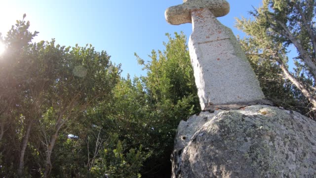 unterwegs-auf-dem-Granit-Kreuz-und-strahlende-Sonne-in-den-französischen-Pyrenäen,-Frankreich