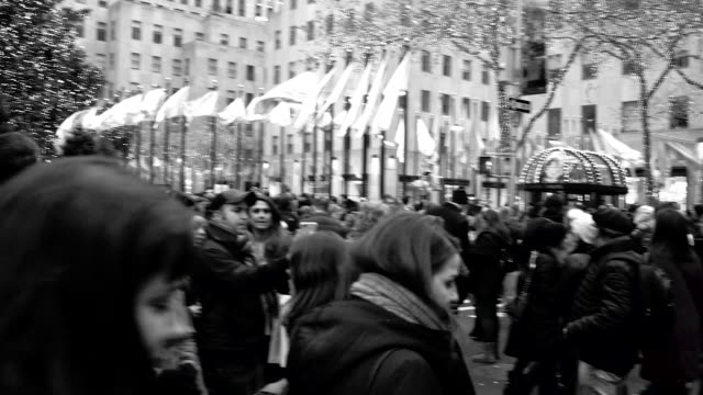 Schwarz-und-weiß-Video-von-den-Weihnachtsbaum-im-Rockefeller-Center-mit-großen-Gruppen-von-Touristen-schwenken