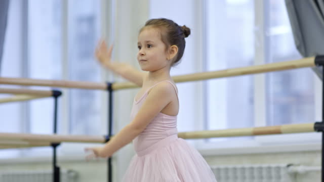 Aprendiendo-Ballet-se-mueve-en-clase-de-baile