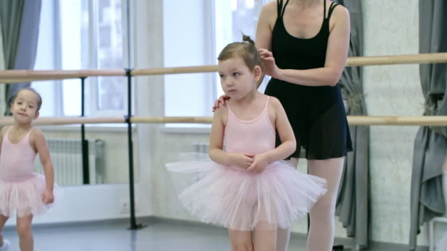 Schüchternes-Mädchen-im-ersten-Ballett-Klasse