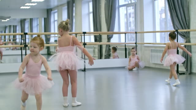 Chicas-activas-antes-de-la-clase-de-Ballet