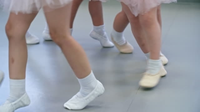 Pequeños-bailarines-en-zapatos-de-Ballet