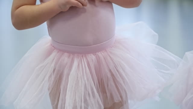 Kleines-Mädchen-im-Ballettstudio