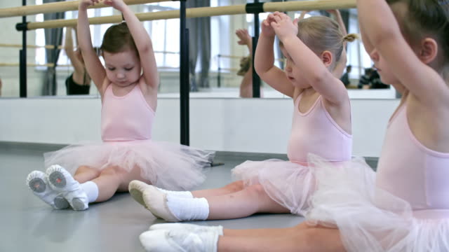 Kleines-Ballett-Tänzer-Aufwärmen