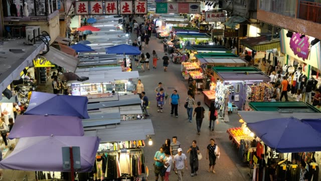 Die-Menschen-gehen-in-die-nassen-Markt-von-Mong-Kok,-Hong-Kong