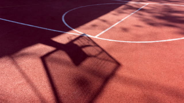Schatten-Sie-auf-dem-Hof-der-Basketball-Korb-mit-Ketten-auf-Streetball-Platz