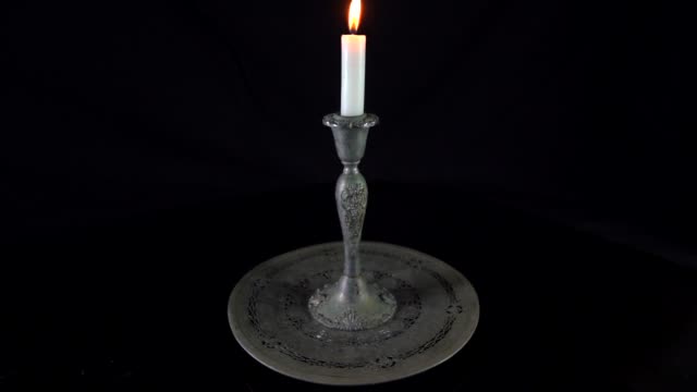 Zeitraffer-der-weißen,-die-brennende-Kerze-in-einem-antiken-viktorianischen-Silber-Kerzenhalter