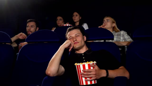 Gut-aussehender-Mann-einschlafen-während-Film-im-Kino