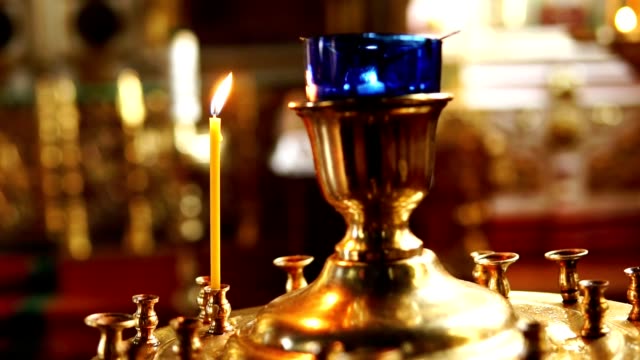 Kerze-in-der-orthodoxen-Kirche-mit-einer-brennenden-Kerze