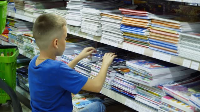 Junge-Auswahl-Kauf-Schreibwaren-im-Store-für-ersten-Tag-in-der-Schule-vorbereitet.