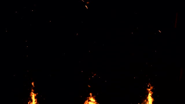 High-Speed-Aufnahme-von-Feuer,-Flammen-und-glühende-Aschepartikel-auf-schwarzem-Hintergrund