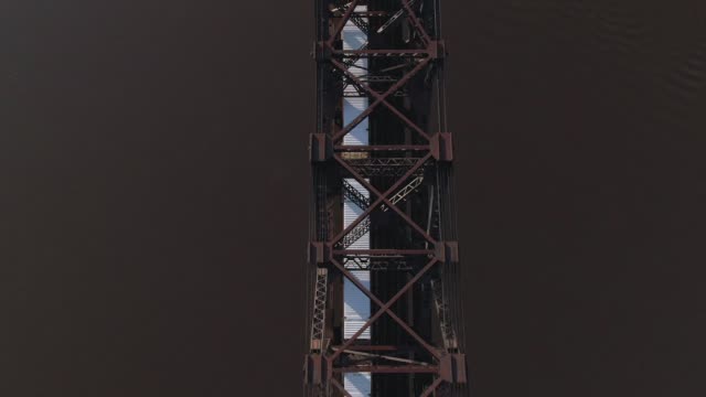 Luftbild-blickte-gerade-auf-Güterzug-auf-Brücke