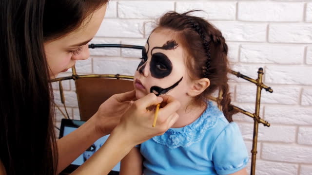 Halloween.-Drawing-on-the-face.