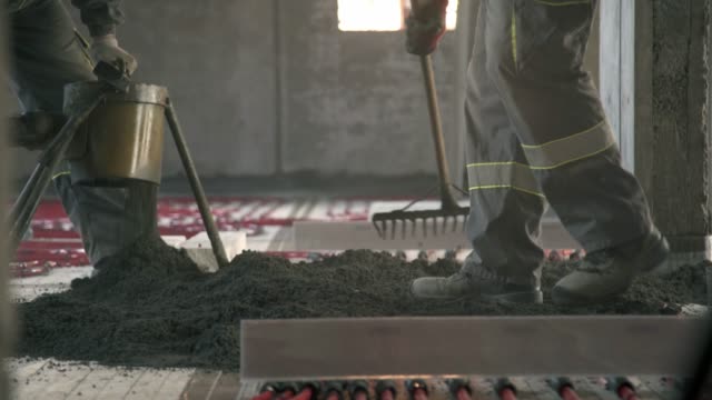 floor-heating-concrete-workers