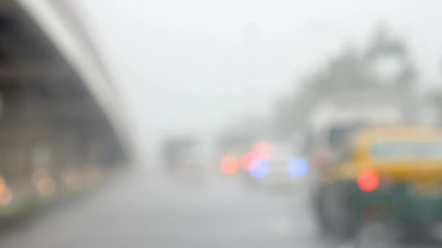 Conducir-por-la-carretera-con-lluvia.-No-se-puede-ver-el-camino.-Es-peligroso-y-requiere-atención.