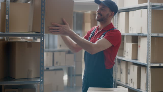 Warehouse-Worker-sammelt-Kartons-und-Parzellen-des-Regals-und-setzt-sie-auf-Warenkorb.